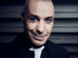 Till Lindemann pomaga uchodźcom z Ukrainy na dworcu w Berlinie