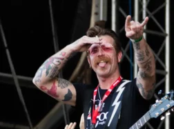 Wokalista Eagles of Death Metal wybacza sprawcom zamachu w klubie Bataclan