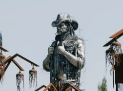Olbrzymia statua Lemmy’ego stanęła na festiwalu Hellfest [ZDJĘCIA]